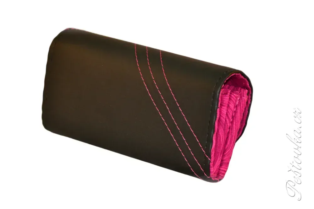 Peštovka Dámská elegantní peněženka *černo-fuchsiová*