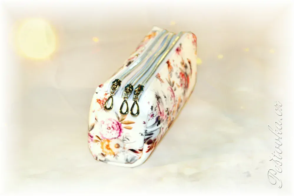 Peštovka - tříkomorový penál *bílý květovaný*