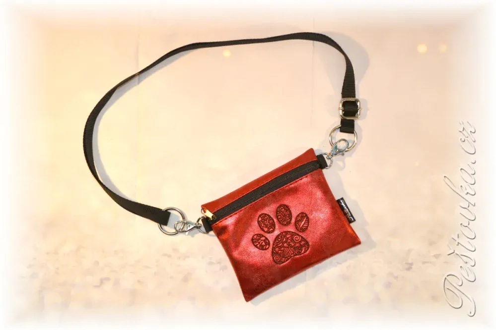 Peštovka Výstavní pamlskovník *tlapka - červený metalický*