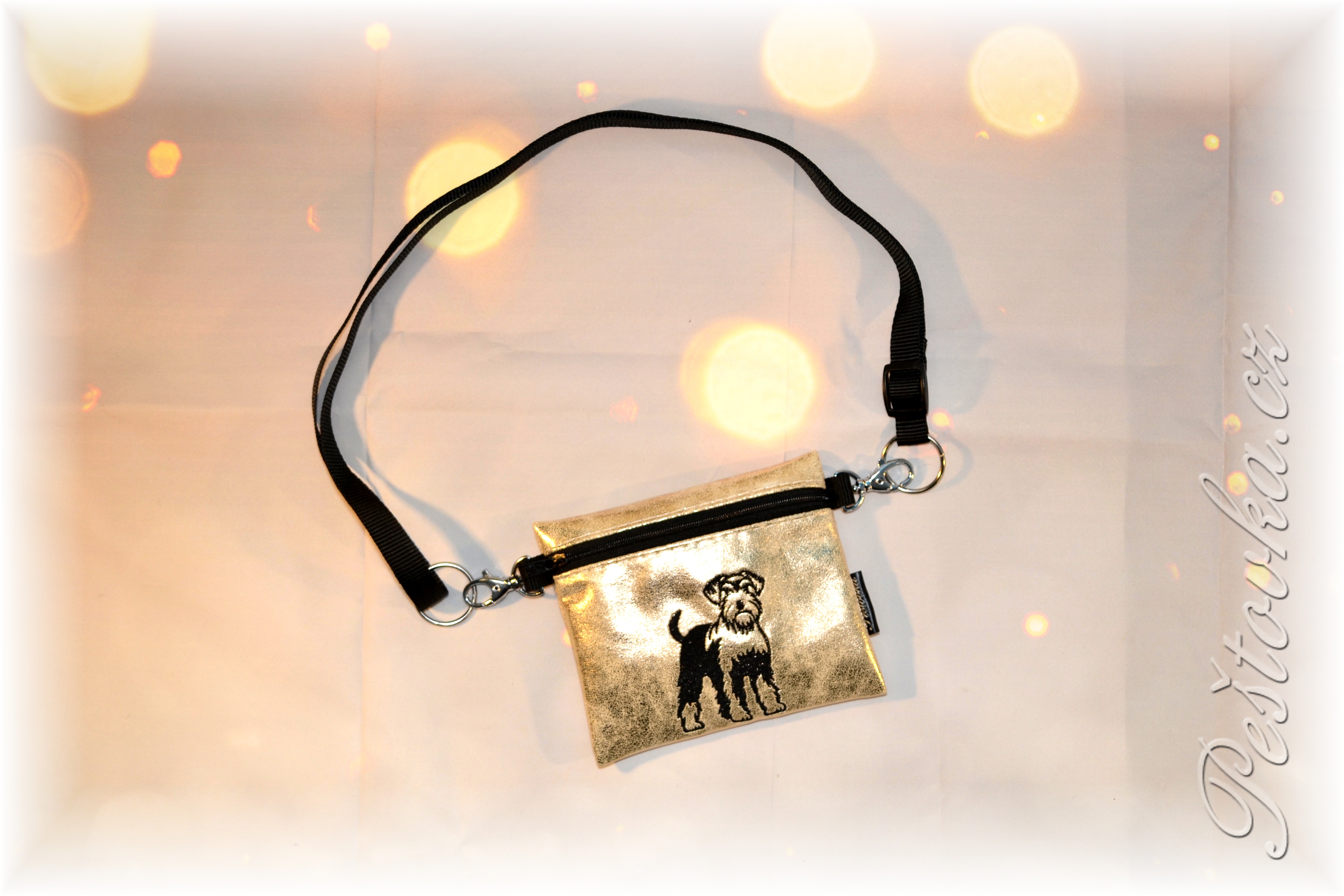 Peštovka Výstavní pamlskovník *knírač - zlatá metal.*