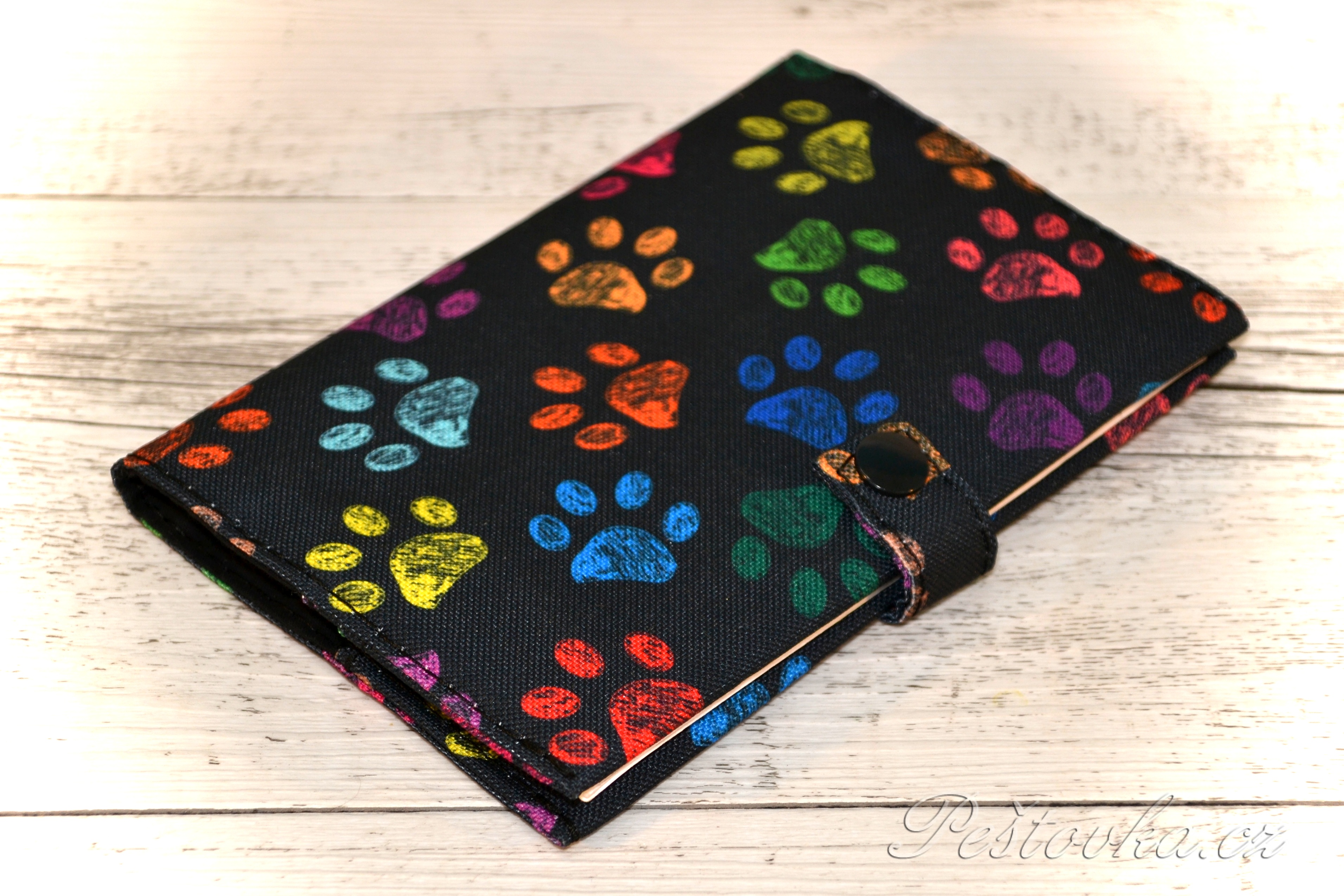 Peštovka Obal na očkovací průkaz *malované tlapky*