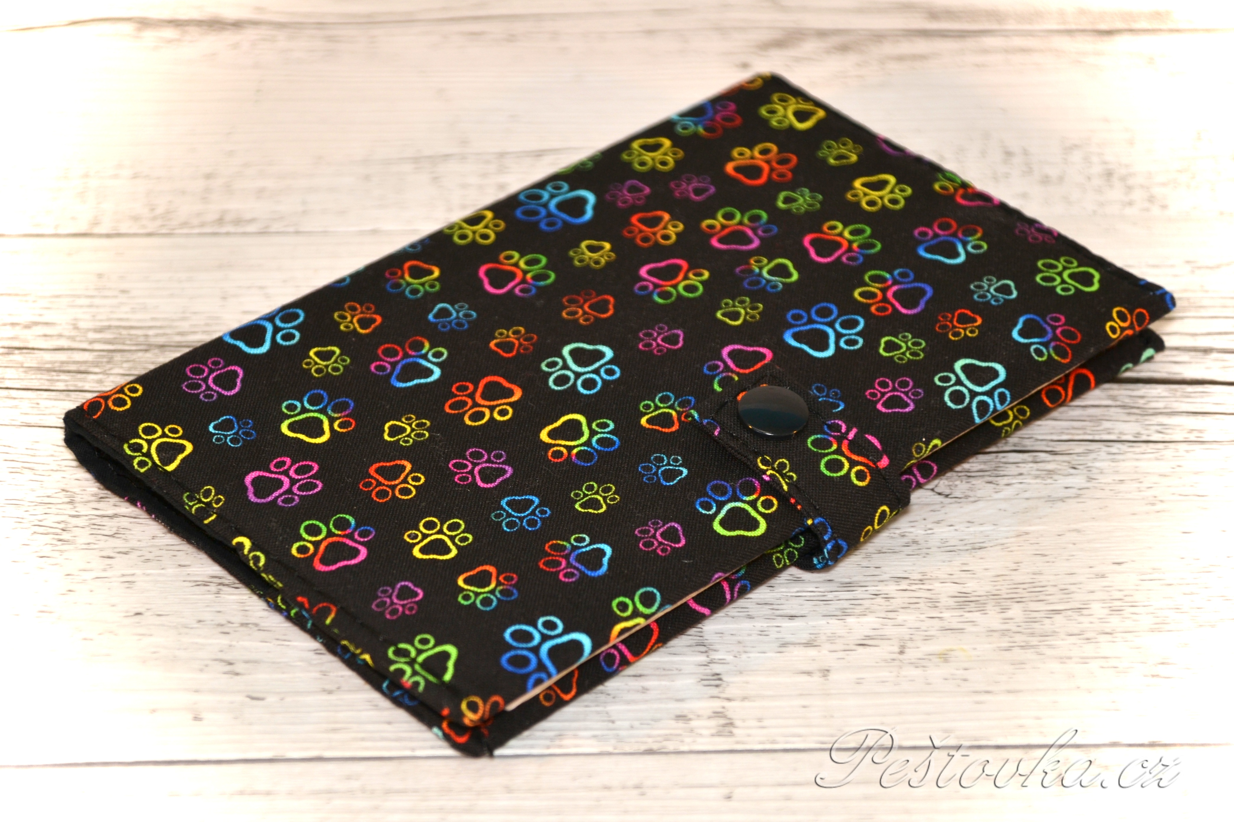 Peštovka Obal na očkovací průkaz *tlapky RAINBOW*