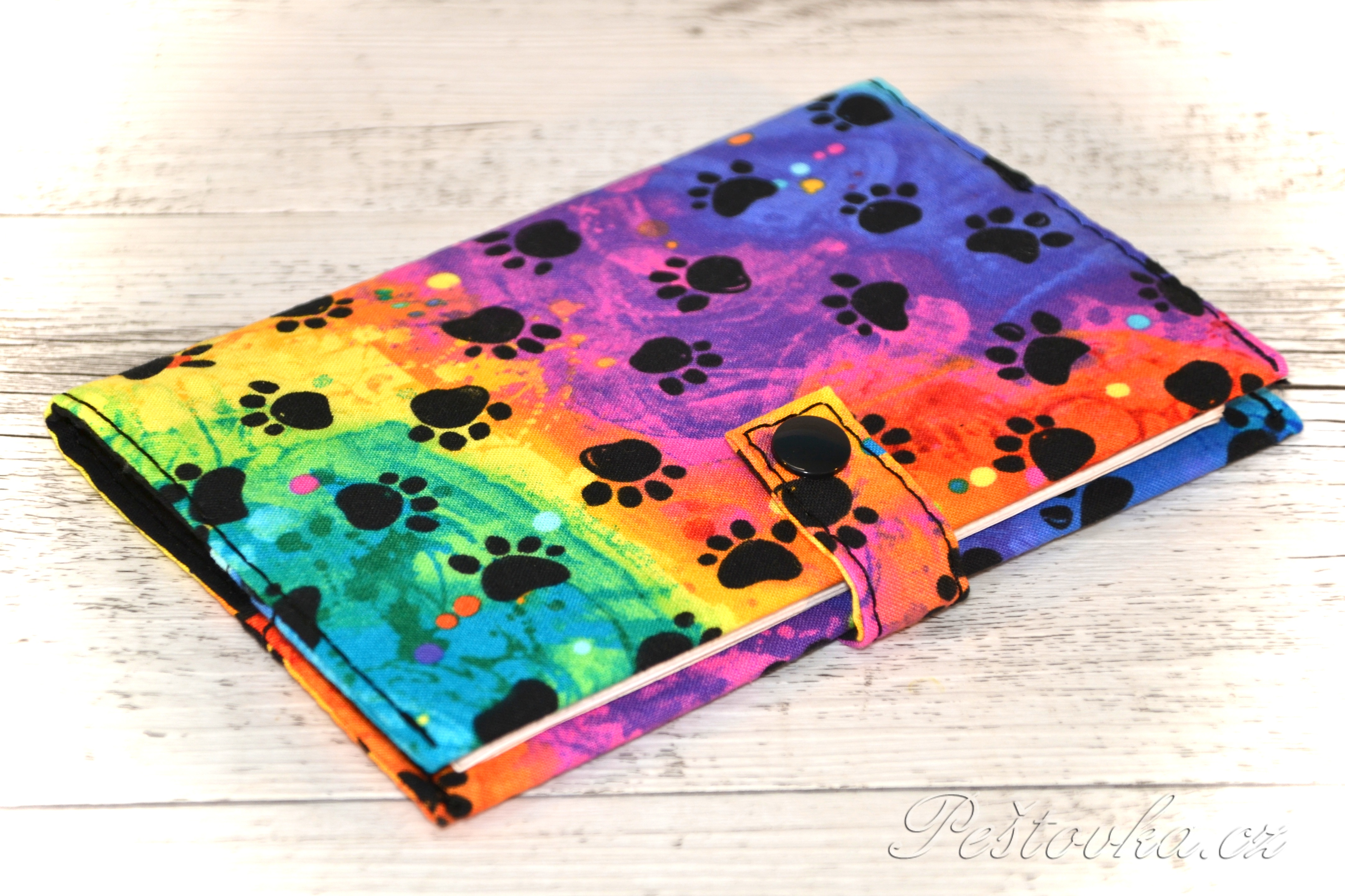 Peštovka Obal na očkovací průkaz *černé tlapky na duhové*