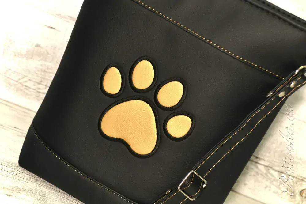 Peštovka - crossbody kabelka s tlapkou *černá se zlatou*