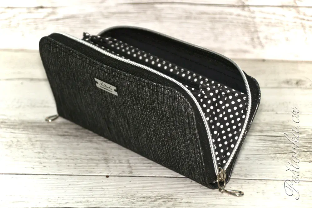 Peštovka Zipová peněženka *černostříbrná*