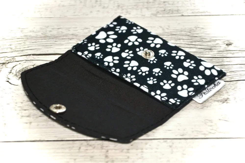 Peštovka - kapsička na karty *bílé tlapky na černé*