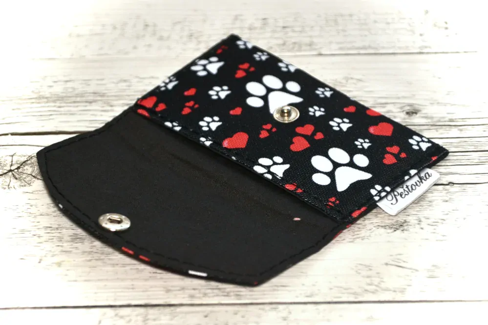 Peštovka - kapsička na karty *tlapky a srdíčka*