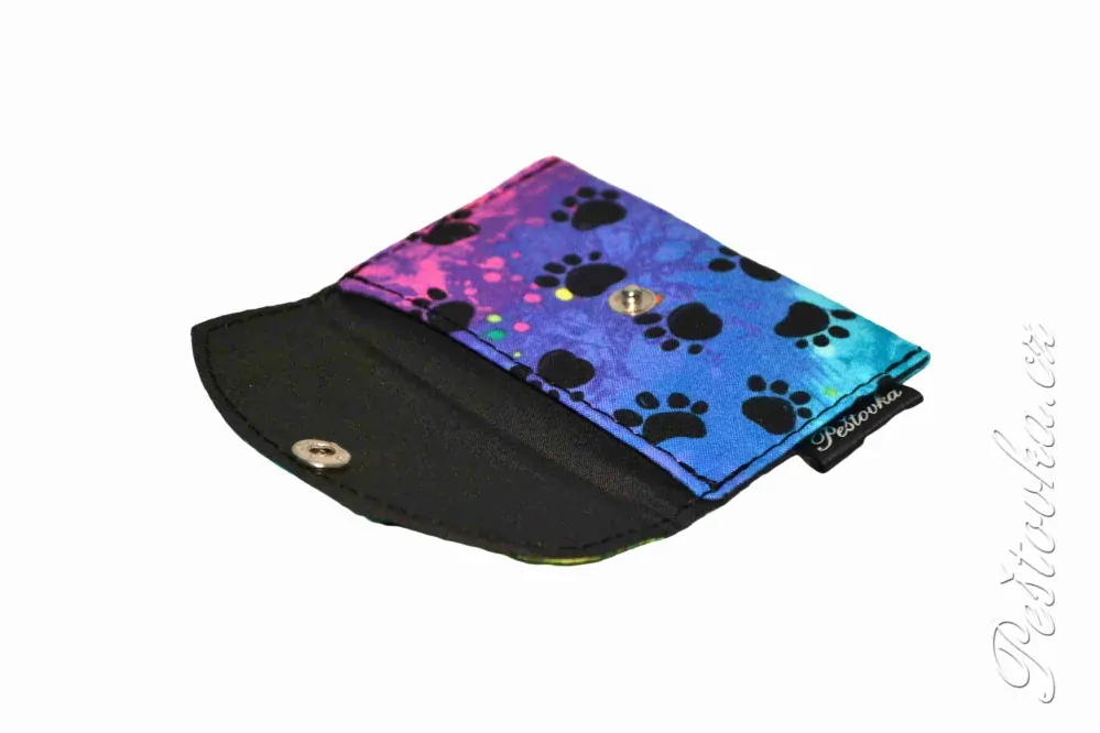 Peštovka - kapsička na karty *černé tlapky na duhové*
