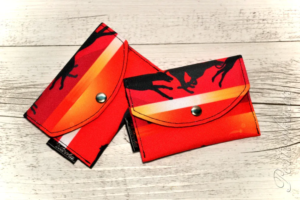 Peštovka - kapsička na karty *chrti na červené* 