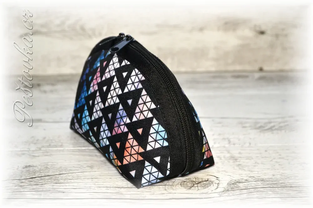 Peštovka kosmetická taštička RONDA *černé trojúhelníky*