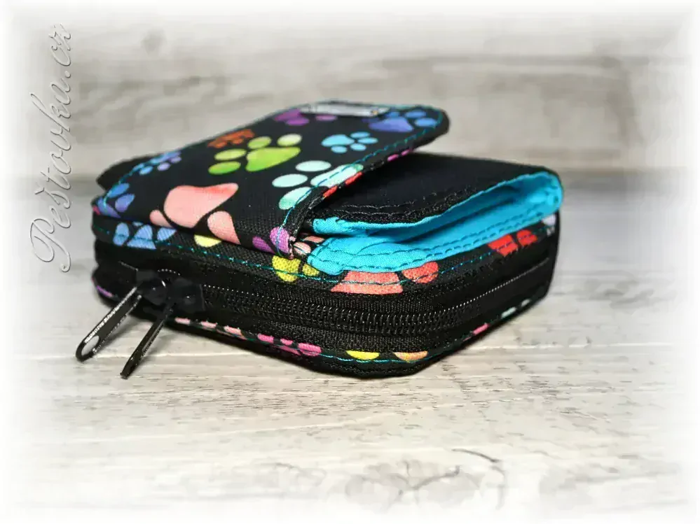 Peštovka Malá praktická zipová peněženka *drobné barevné tlapky*