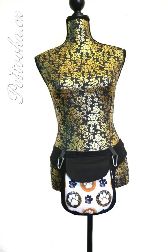 Peštovka ledvinka POSETO *tlapky/kolečka na bílé*