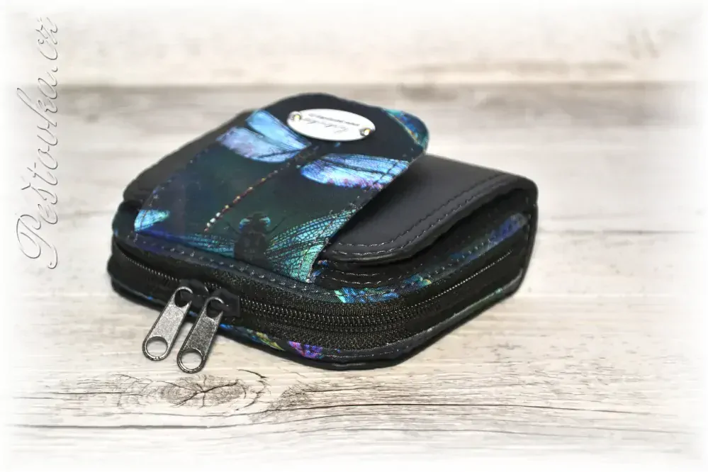 Peštovka Malá praktická zipová peněženka *vážky s černou*