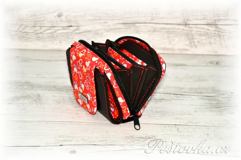 Peštovka Malá praktická zipová peněženka *Paws - červená černá*