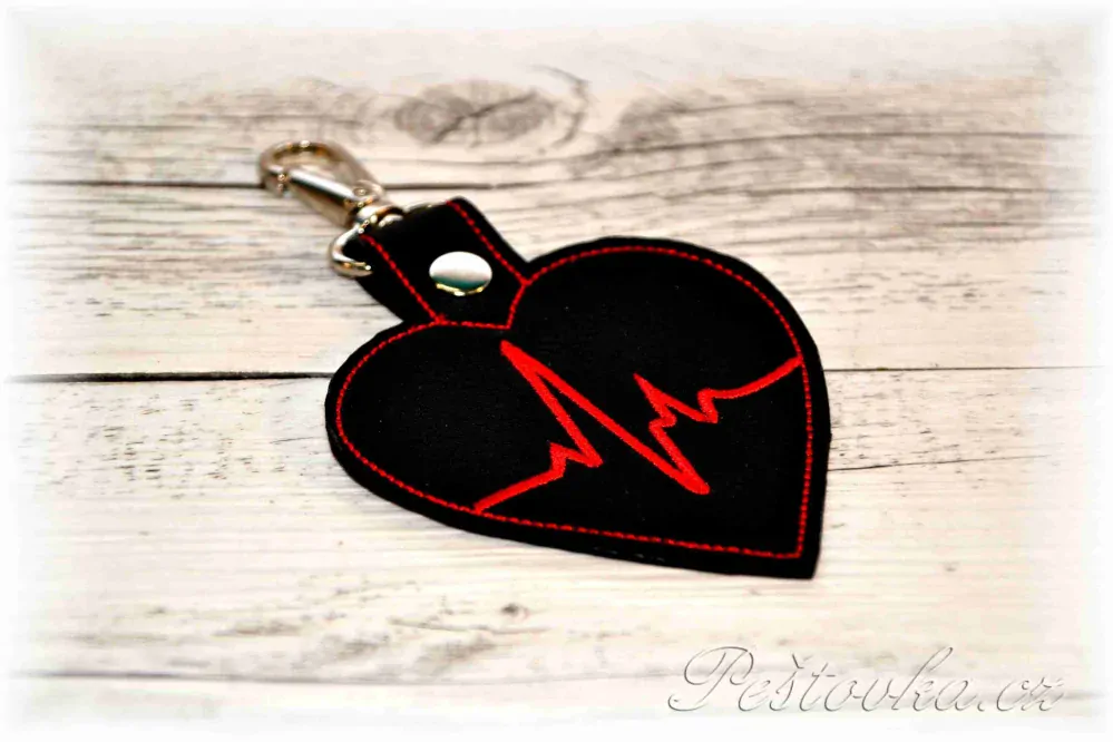 Peštovka - Klíčenka vyšívaná *černočervené srdce s EKG*