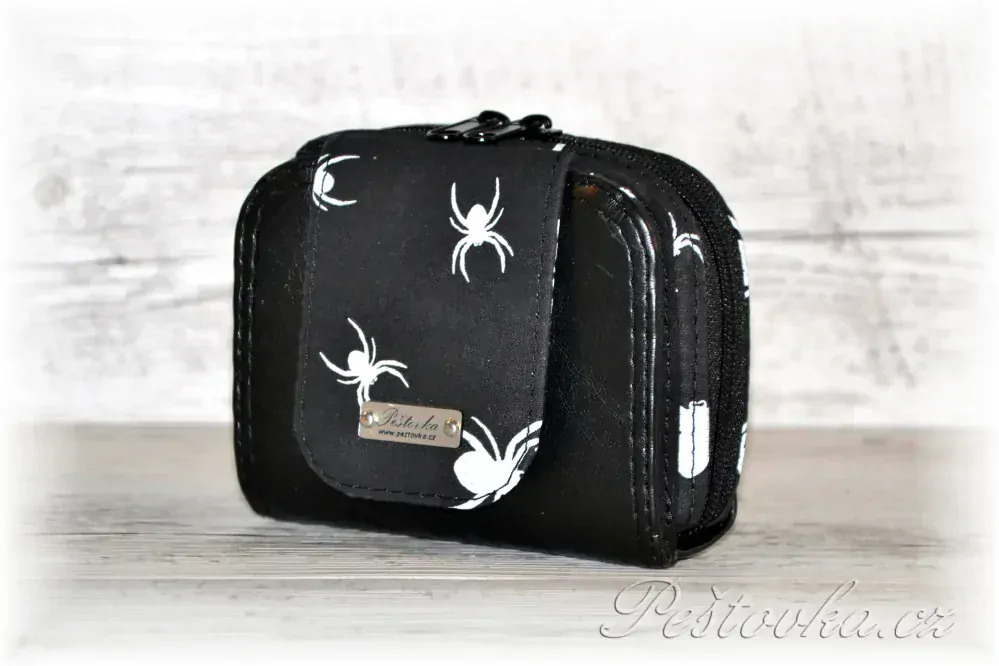 Peštovka Malá praktická zipová peněženka *pavouci*