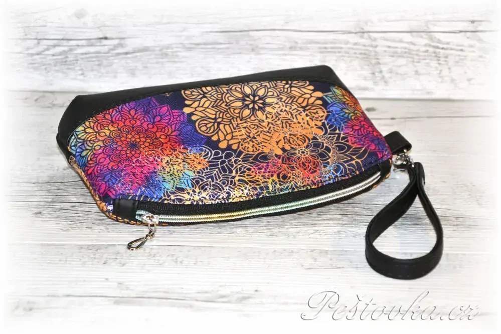 Peštovka kosmetická taštička CLEMATIS *černofialové mandaly*