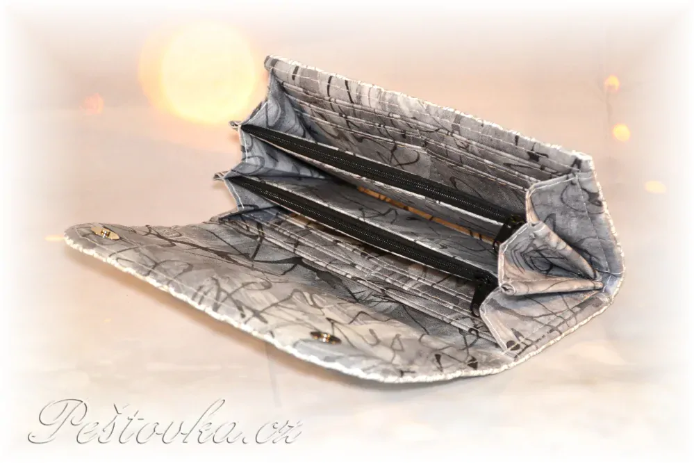 Peštovka Dámská elegantní peněženka *bílostříbrná*