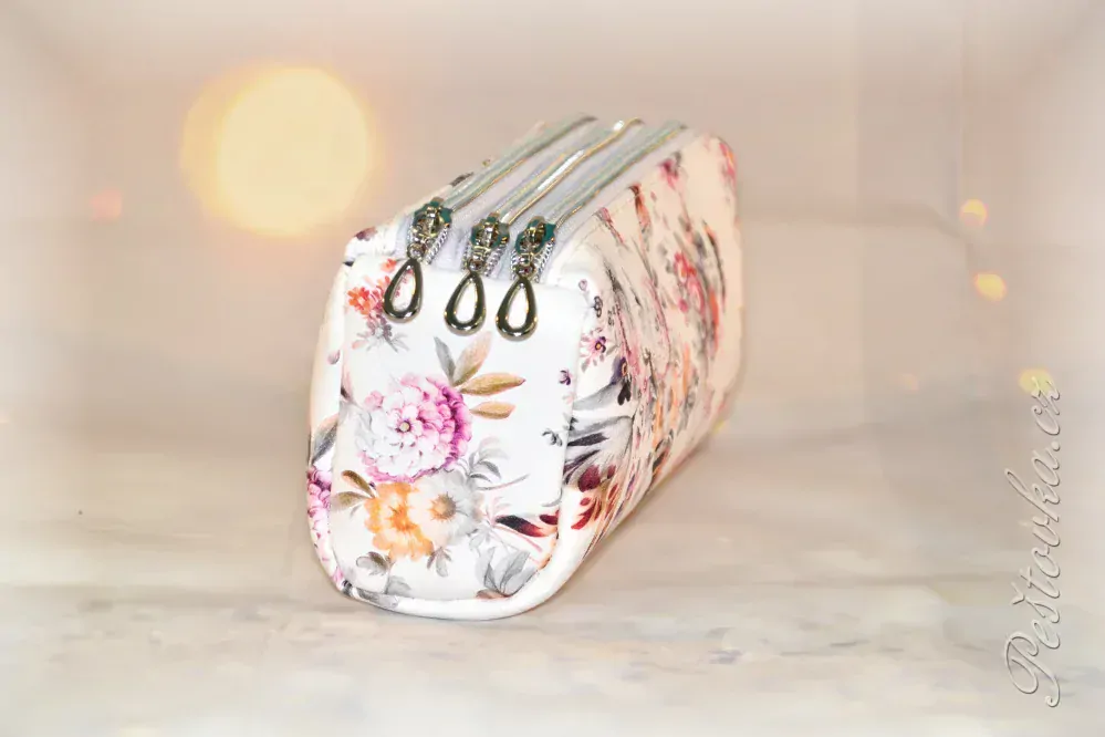 Peštovka - tříkomorový penál *bílý květovaný*