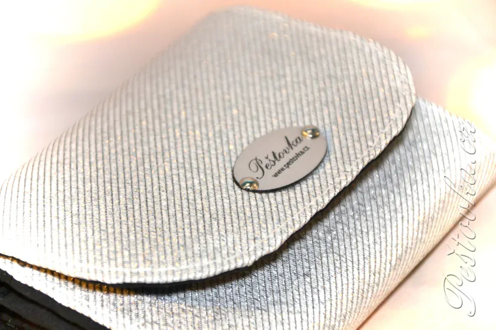 Peštovka - Malá klopová peněženka 13cm *perleťová stříbrná*