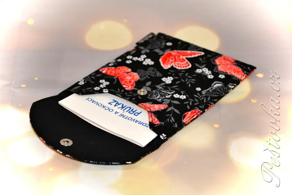 Peštovka - obal na očkovák - kapsička *černo-červená s motýlky*