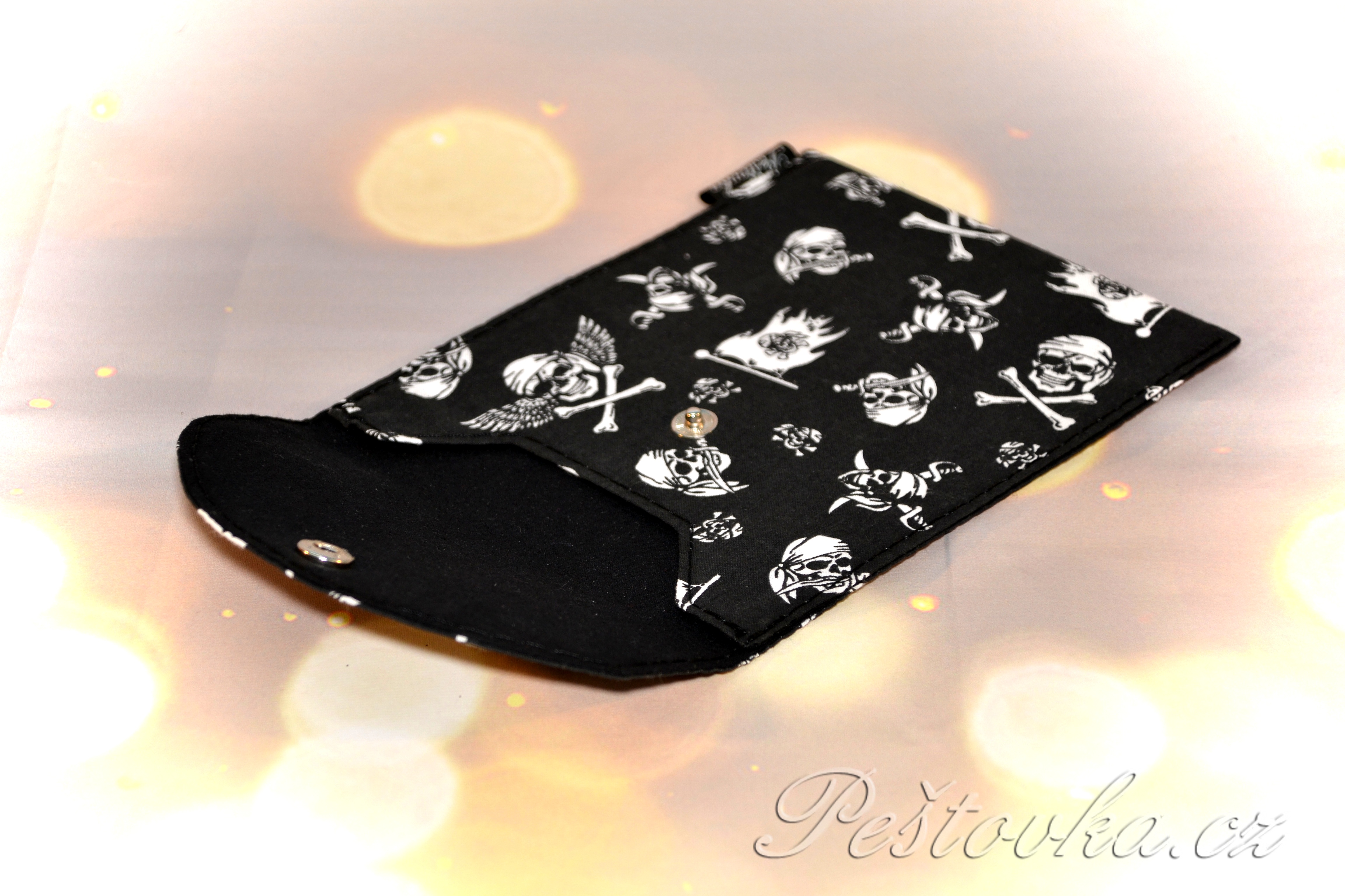 Peštovka - obal na očkovák - kapsička *lebky*