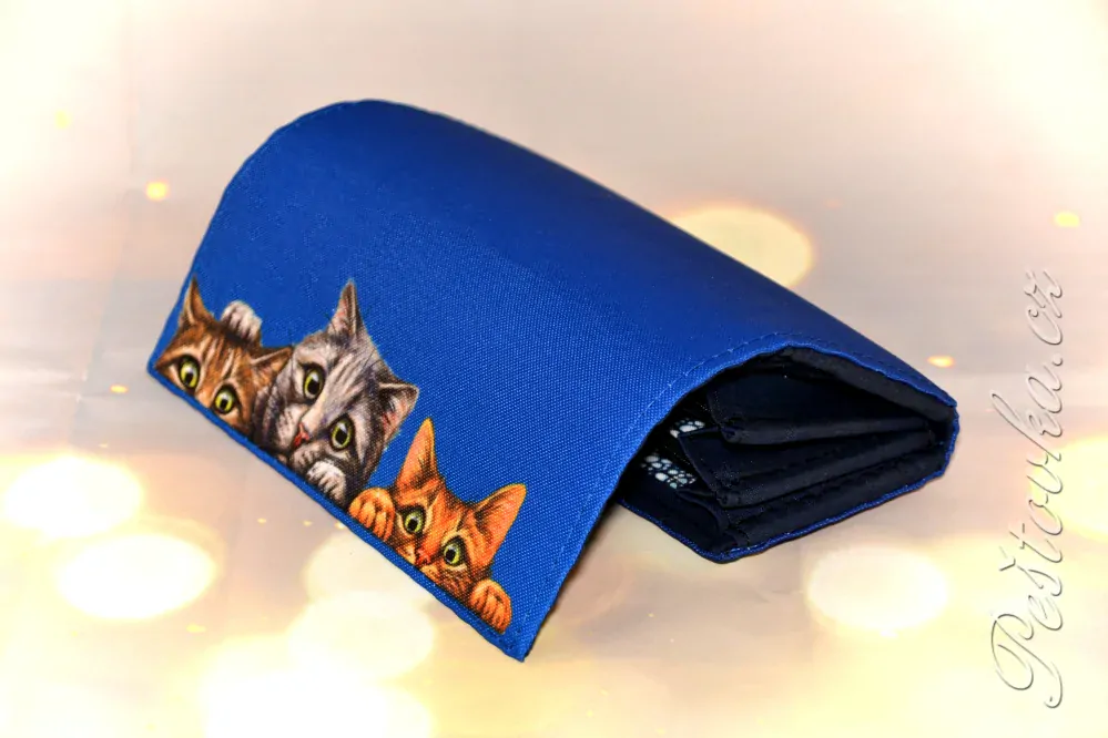 Peštovka Dámská elegantní peněženka *3 kočky na modré*