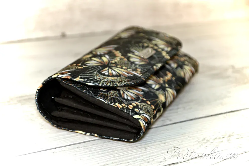 Peštovka Dámská elegantní peněženka