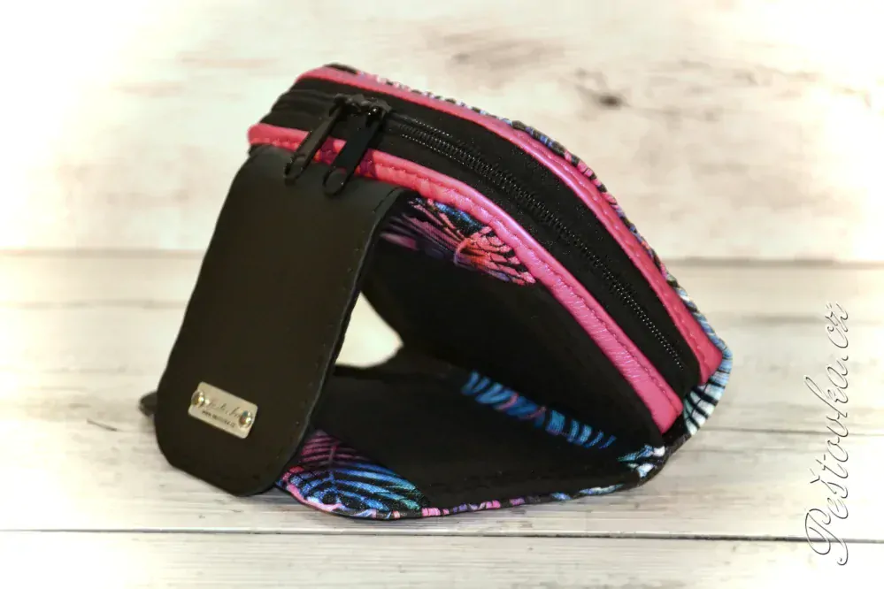 Peštovka Malá praktická zipová peněženka *černo-růžová s listy*