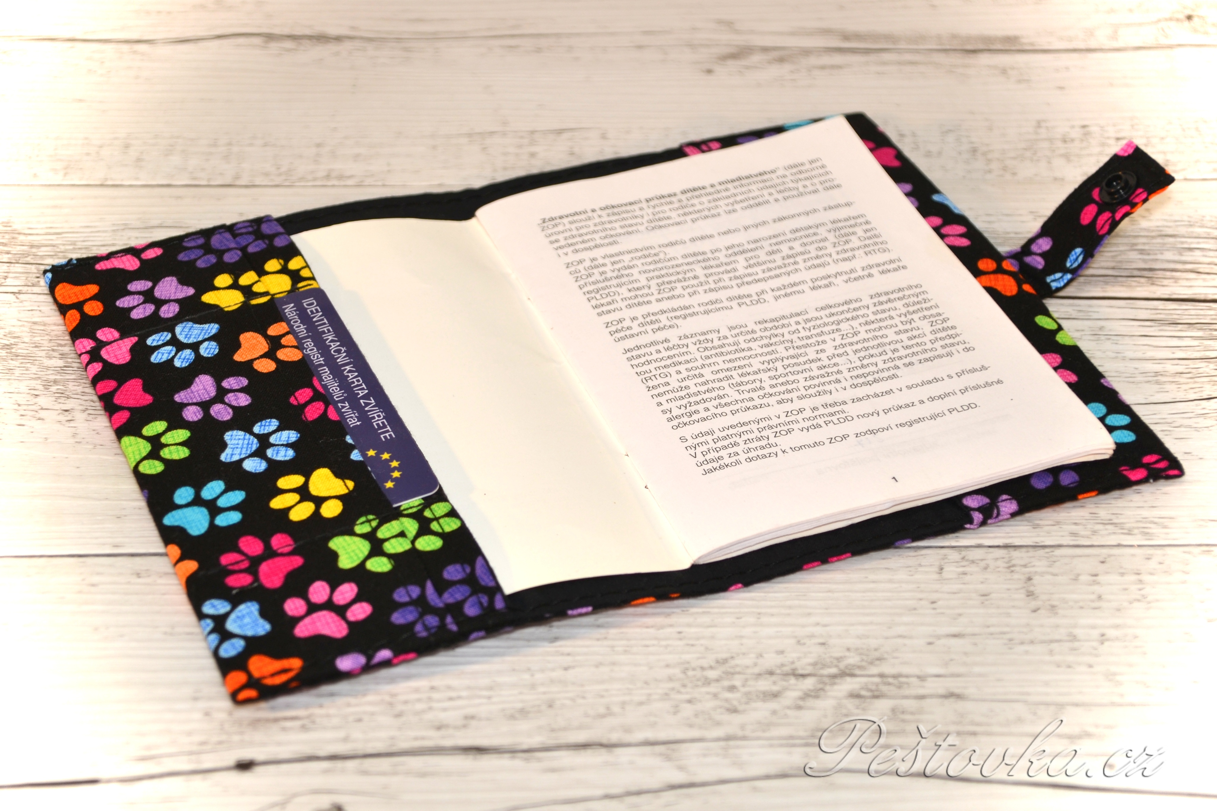 Peštovka Obal na očkovací průkaz *barevné tlapky*