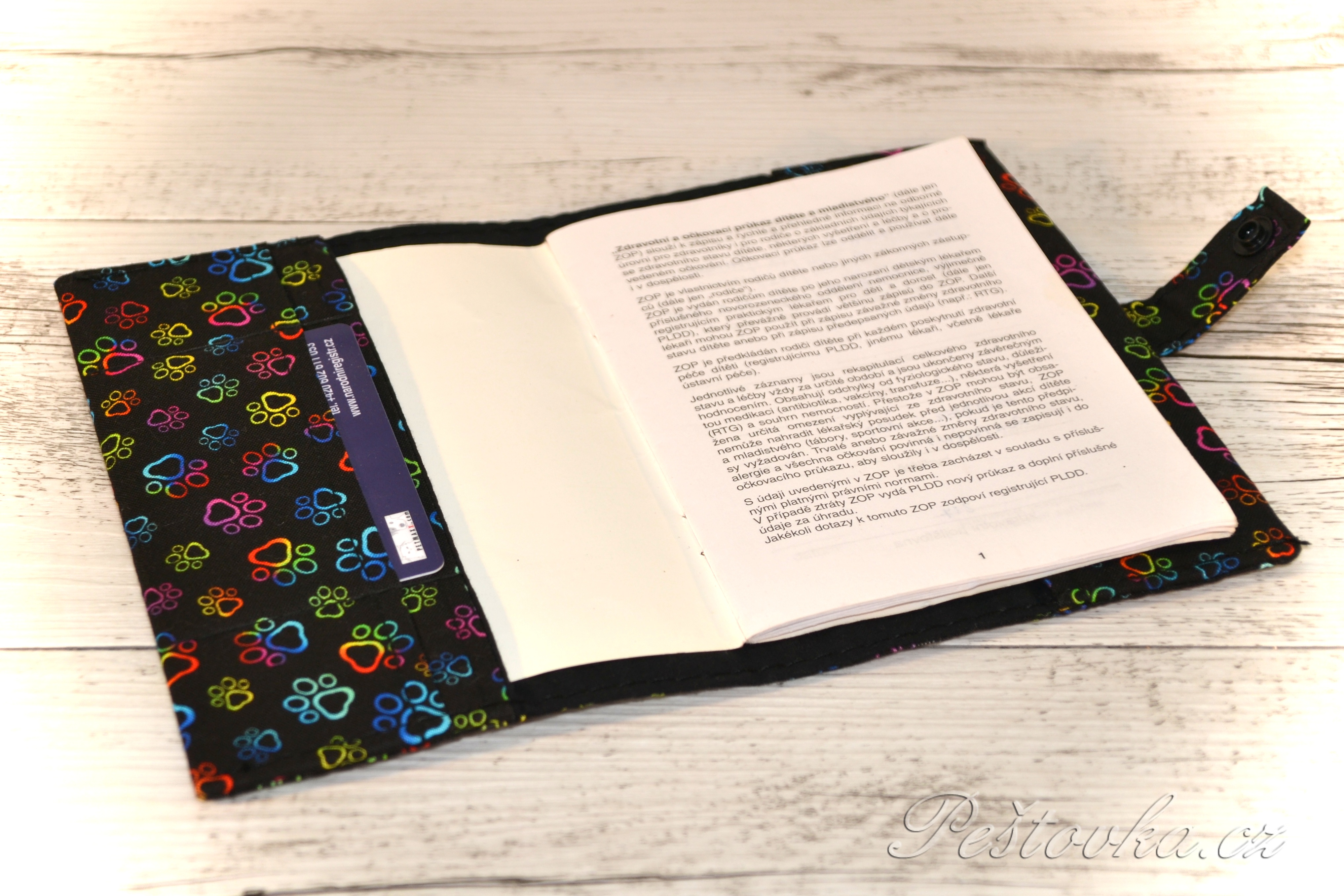 Peštovka Obal na očkovací průkaz *tlapky RAINBOW*