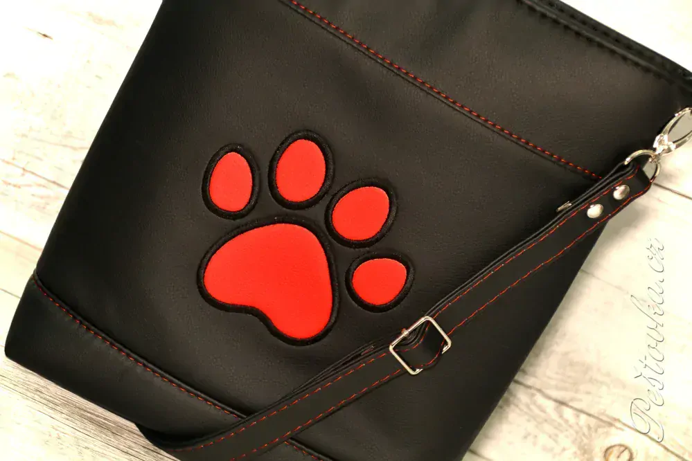 Peštovka - crossbody kabelka s tlapkou *černá s červenou*