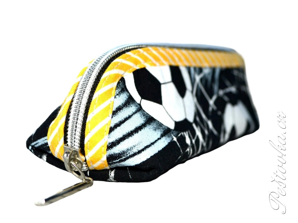 Peštovka Penál / kosmetická taštička *fotbalové míče*