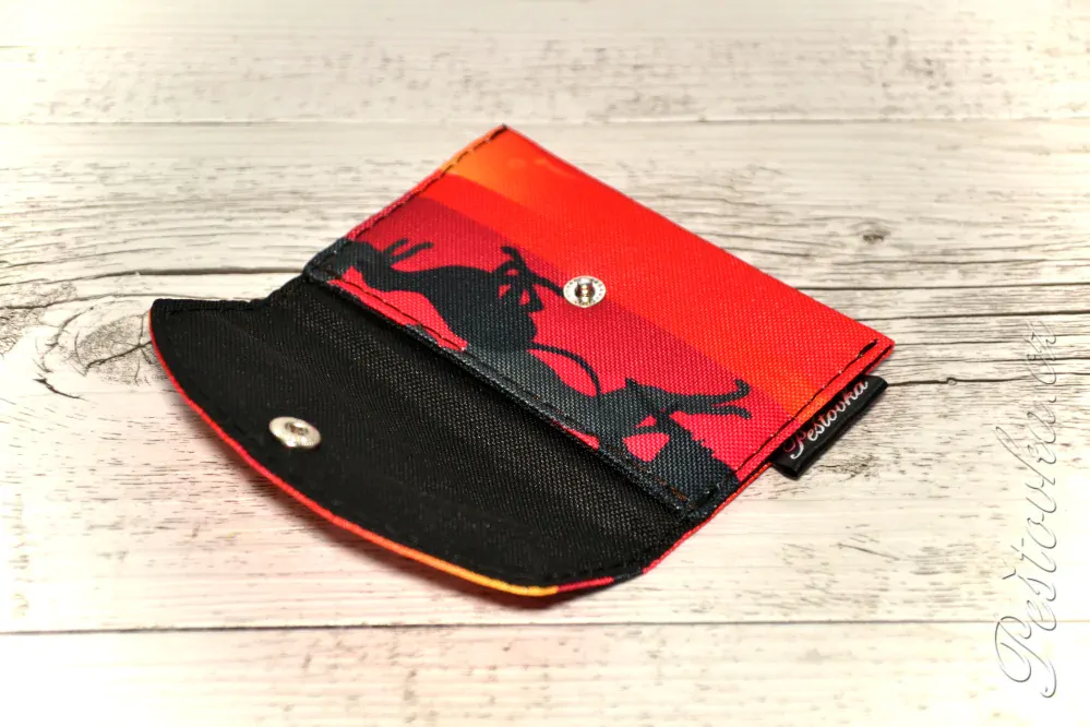 Peštovka - kapsička na karty *chrti na červené* 