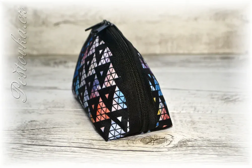 Peštovka kosmetická taštička RONDA *černé trojúhelníky*