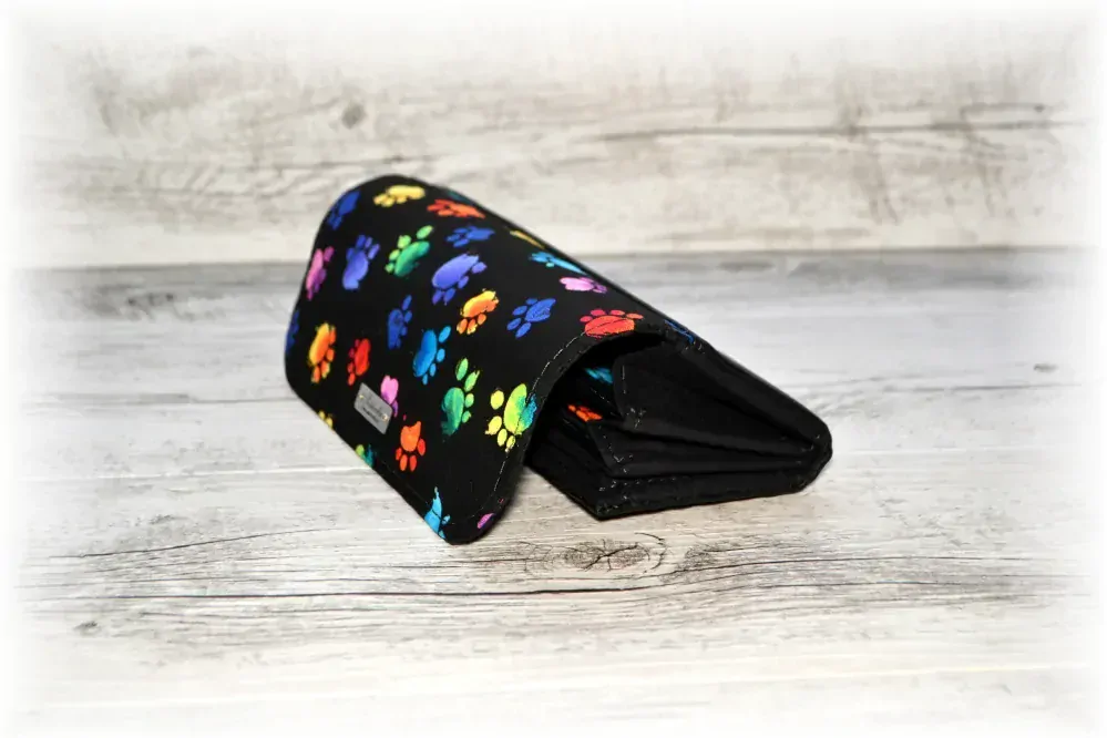 Peštovka Dámská elegantní peněženka *barevné tlapky akvarel*