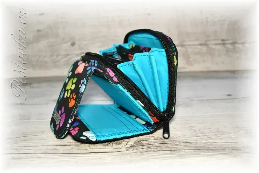 Peštovka Malá praktická zipová peněženka *drobné barevné tlapky*