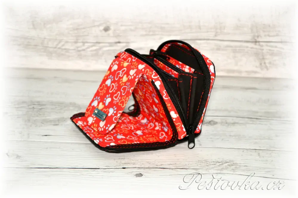 Peštovka Malá praktická zipová peněženka *Paws - červená černá*