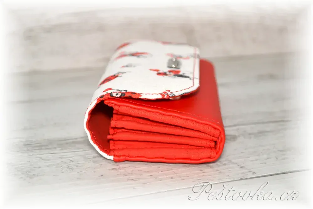 Peštovka Dámská elegantní peněženka *berušková*