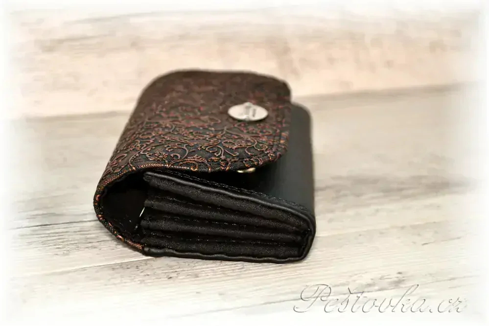 Peštovka Dámská elegantní peněženka *bronzovo-černá*