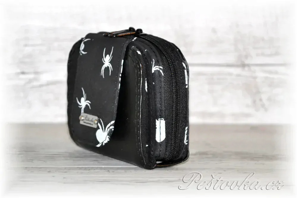 Peštovka Malá praktická zipová peněženka *pavouci*