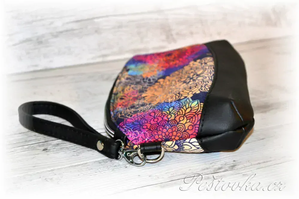 Peštovka kosmetická taštička CLEMATIS *černofialové mandaly*