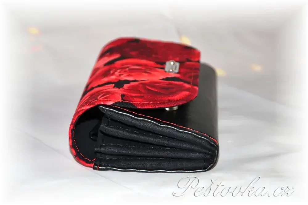 Peštovka Dámská elegantní peněženka *červené růže*