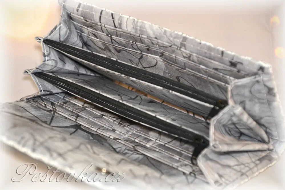 Peštovka Dámská elegantní peněženka *bílostříbrná*