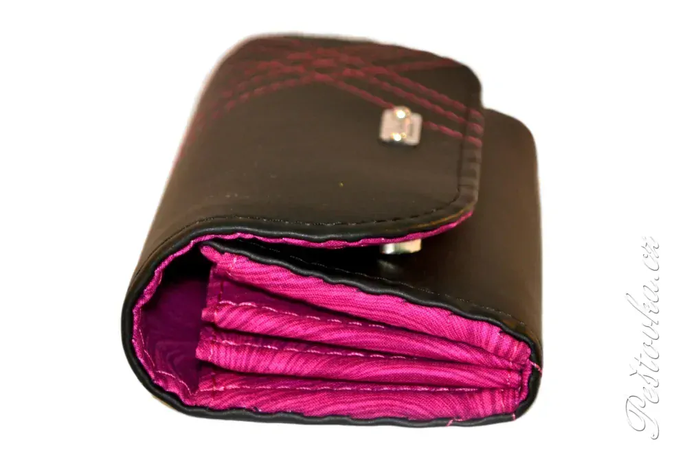 Peštovka Dámská elegantní peněženka *černo-fuchsiová*