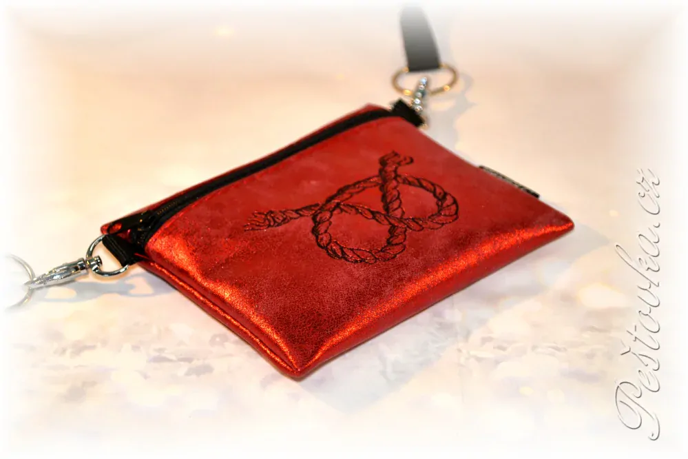 Peštovka Výstavní pamlskovník *UZLÍK staffbull - červený metalický*