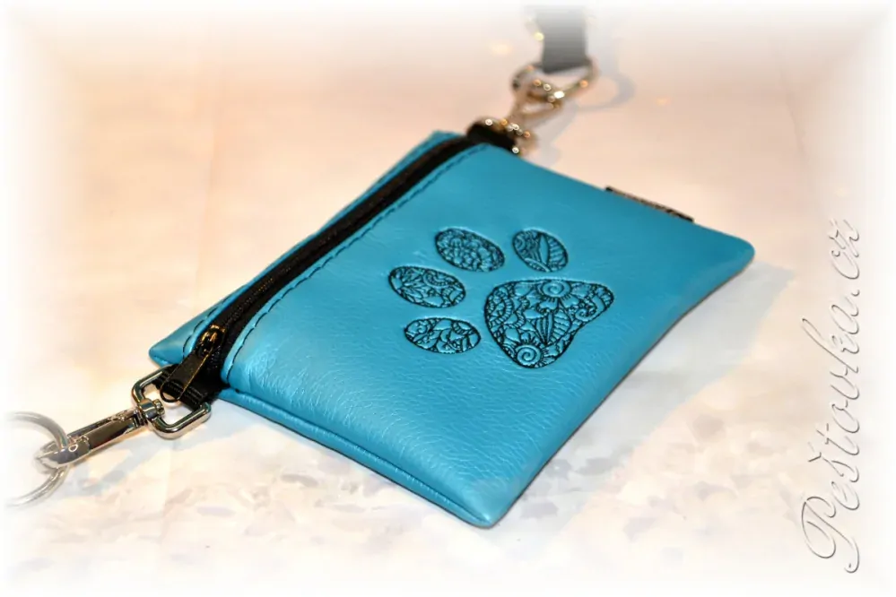 Peštovka Výstavní pamlskovník *tlapka - sv.modrý metal*