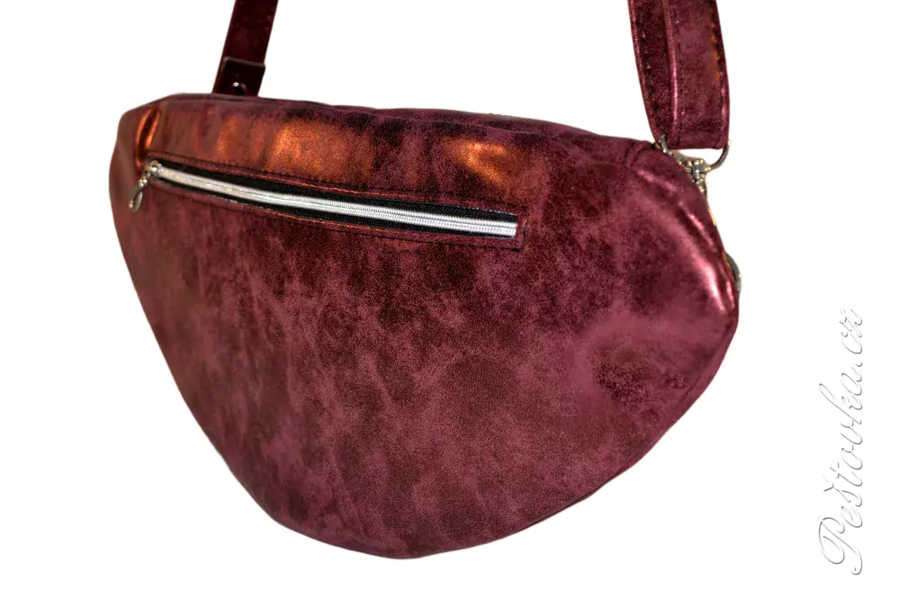 XL CROSSBODY ledvinka *vínová metalická*
