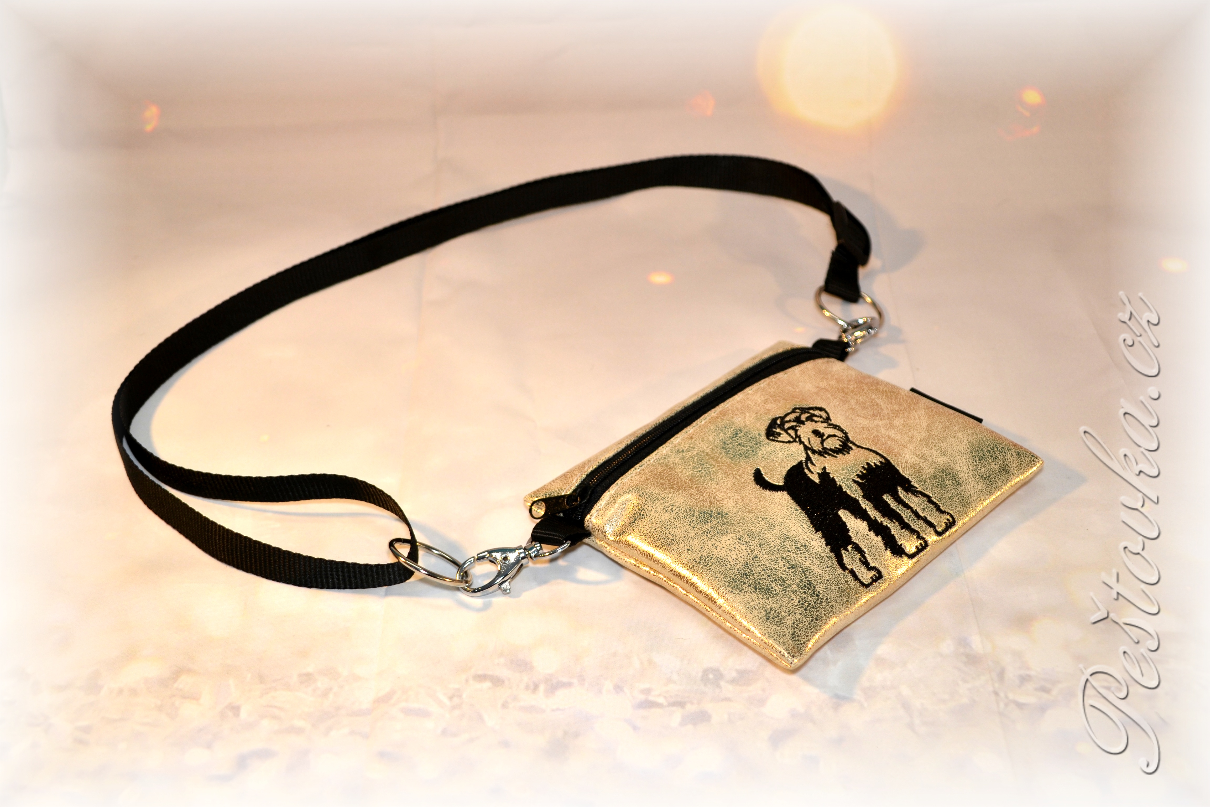 Peštovka Výstavní pamlskovník *knírač - zlatá metal.*