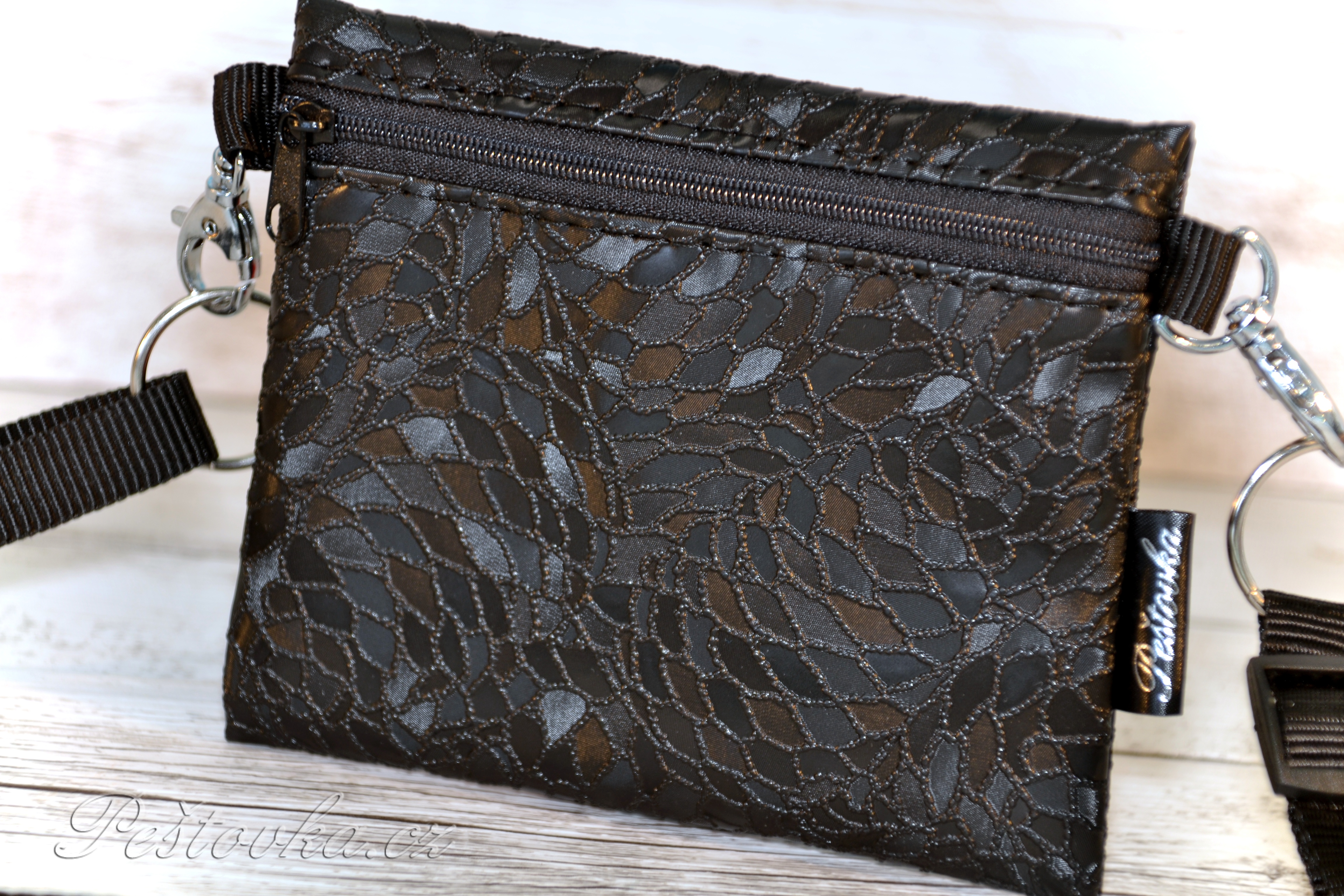 Peštovka Výstavní pamlskovník *černé lístečky*